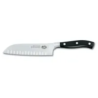 Кухонний кований ніж Victorinox Santoku Grand Maitre з повітряними кишенями 170 мм у подарунковій коробці Чорний (7.7323.17G) Кухонний кований ніж Victorinox Santoku Grand Maitre з повітряними кишенями 170 мм у подарунковій коробці Чорний (7.7323.17G)