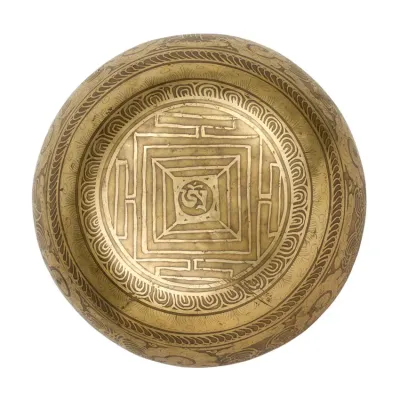 Тибетская поющая чаша Singing bowl Мантра и пламя снаружи Раковина внутри Холодная ковка 24/24/10,8 см Бронзовый (27414) Тибетская поющая чаша Singing bowl Мантра и пламя снаружи Раковина внутри Холодная ковка 24/24/10,8 см Бронзовый (27414)
