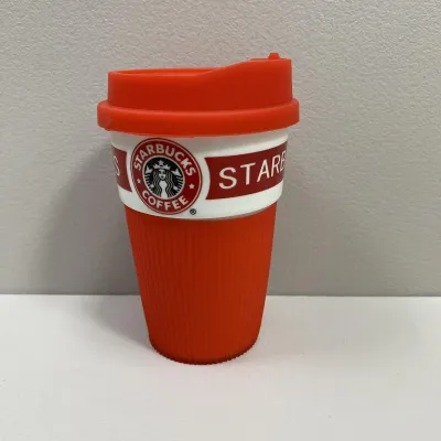 Стакан керамический с силиконовой крышкой UKC 360 мл Starbucks 9702 красный с белым Стакан керамический с силиконовой крышкой UKC 360 мл Starbucks 9702 красный с белым