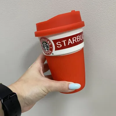 Стакан керамический с силиконовой крышкой UKC 360 мл Starbucks 9702 красный с белым Стакан керамический с силиконовой крышкой UKC 360 мл Starbucks 9702 красный с белым