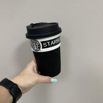 Стакан керамический с силиконовой крышкой UKC 360 мл Starbucks 9702 черный с белым Стакан керамический с силиконовой крышкой UKC 360 мл Starbucks 9702 черный с белым